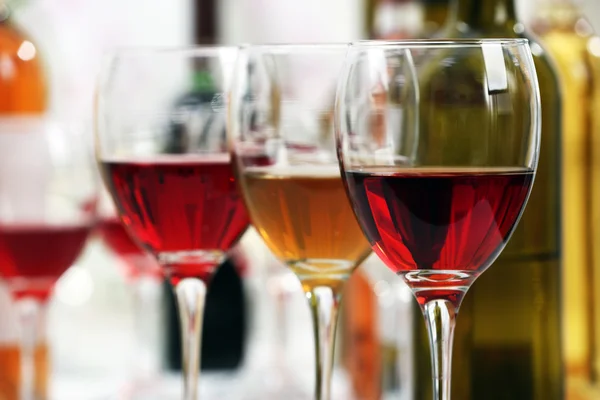 Vasos con diferentes tipos de vino, primer plano — Foto de Stock