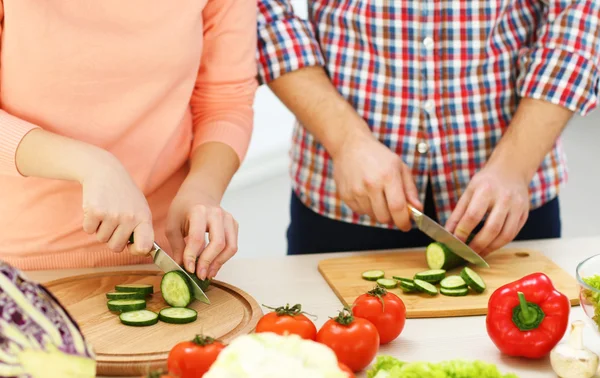 Glückliches Paar kocht Salat — Stockfoto