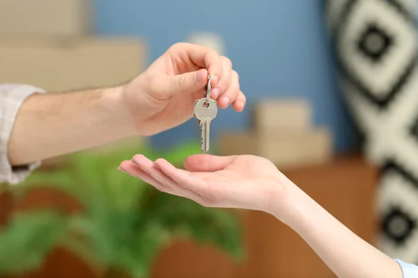 Manlig hand ge nycklar — Stockfoto