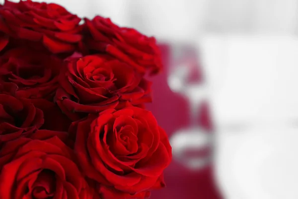 Rose rosse su un tavolo servito di vacanza — Foto Stock