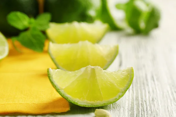 Slices of lime, closeup — Stock Photo, Image