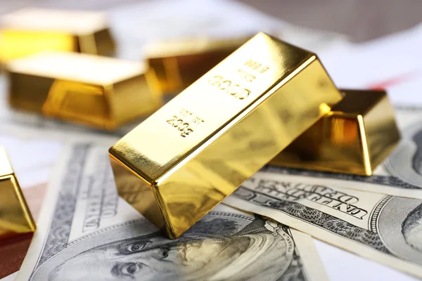 Barres d'or avec billets en dollars — Photo
