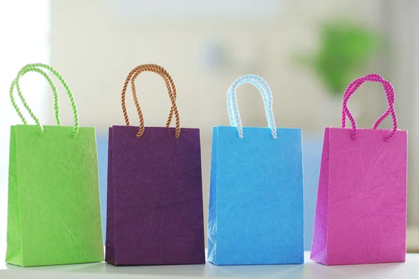 Sacos de compras de cores diferentes — Fotografia de Stock