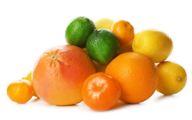 Limon, limon, greyfurt, portakal, pomelo ve mandalina beyaz bir arka plan üzerinde izole da dahil olmak üzere karışık narenciye meyve yığını bir yakın çekim