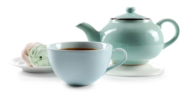 Zwarte thee met keramische keukengerei en snoep, geïsoleerd op wit gebrouwen — Stockfoto