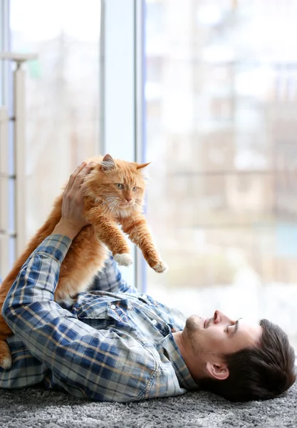 Man med fluffiga katten — Stockfoto