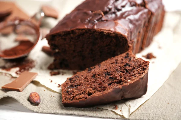 식탁보에 입힌 슬라이스 초콜릿 케이크 — 스톡 사진