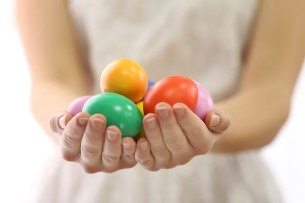 Mãos femininas segurando ovos de Páscoa — Fotografia de Stock