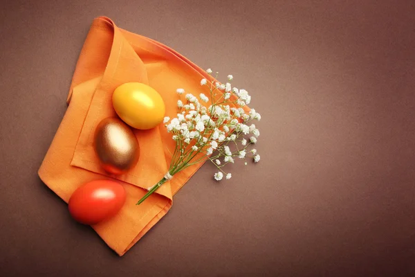 Velikonoční vajíčka a květiny složení — Stock fotografie