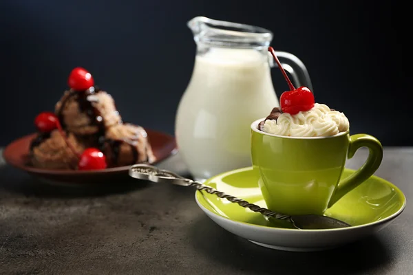 Pastel de chocolate en una taza con una cereza en la parte superior, de cerca —  Fotos de Stock