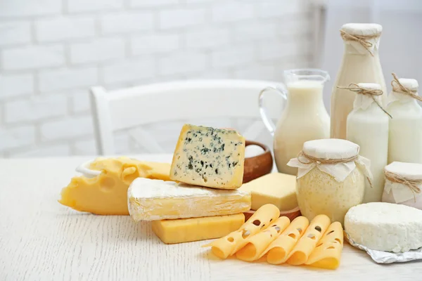 Набор свежих молочных продуктов на белом деревянном столе — стоковое фото