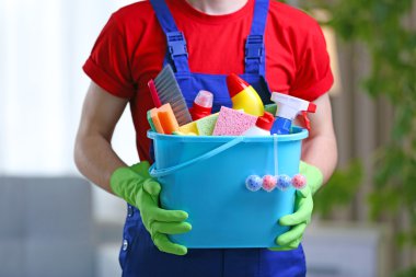 Plastik Havzası tutan adam