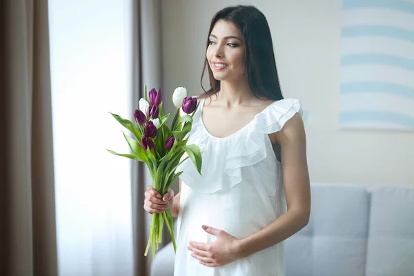 Mujer embarazada hermosa — Foto de Stock