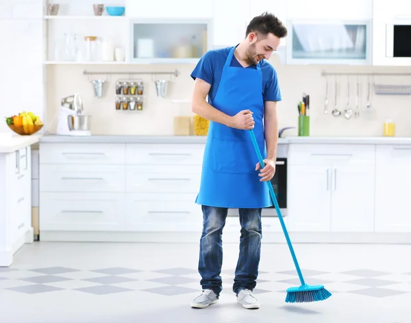 男の台所の床を掃除 — ストック写真