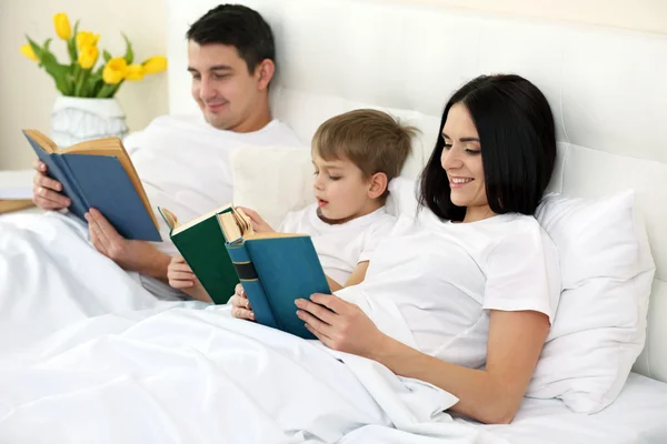 Family Reading Books Bed Home — Stock Photo, Image