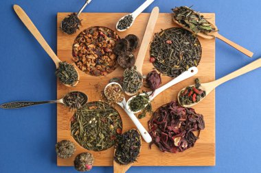 Bir kurulu, kaşık ve bir kepçe, üstten görünüm üzerinde sunulan çay örnekleri