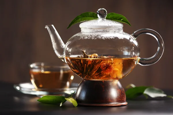 喝杯茶，一张桌子上的茶壶 — 图库照片