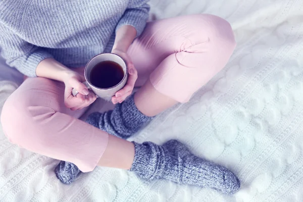 Mujer sosteniendo taza de té —  Fotos de Stock