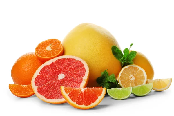 Cítricos mixtos, incluidos limones, pomelos, mandarinas, naranja y pomelo, con ramitas de menta aisladas sobre un fondo blanco, de cerca — Foto de Stock