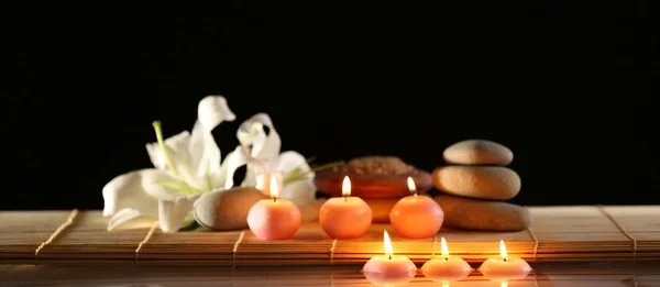 Balneario naturaleza muerta con piedras, velas —  Fotos de Stock