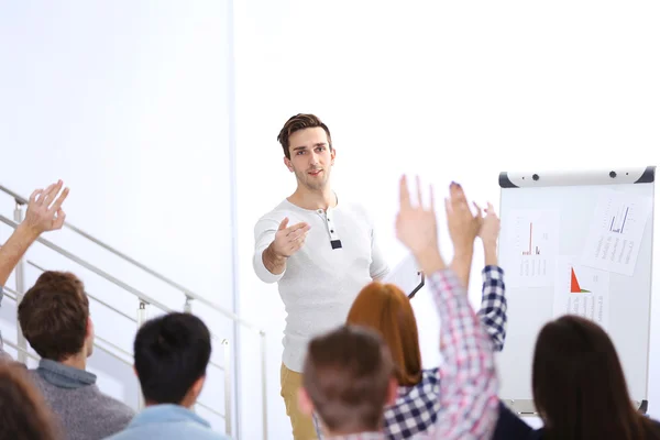 Collega's verhogen handen tijdens bijeenkomst — Stockfoto