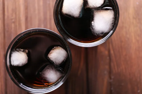 Cócteles con bloques de hielo sobre fondo de madera, vista superior — Foto de Stock