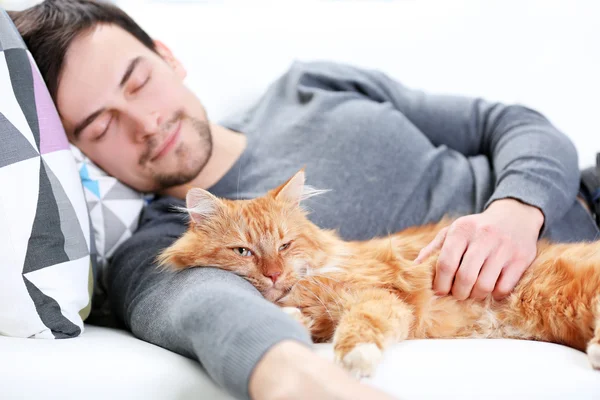 Man med fluffiga katten — Stockfoto