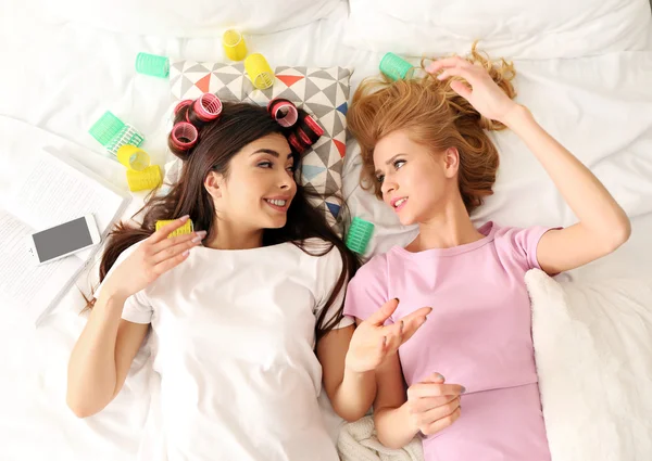 Deux filles couchées avec des rouleaux — Photo