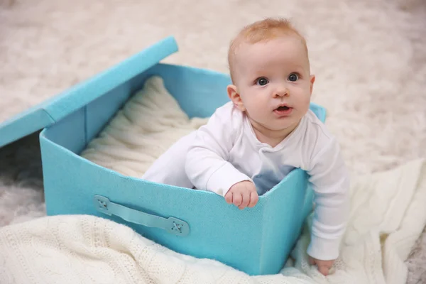 Entzückendes Baby sitzt in blauer Schachtel — Stockfoto