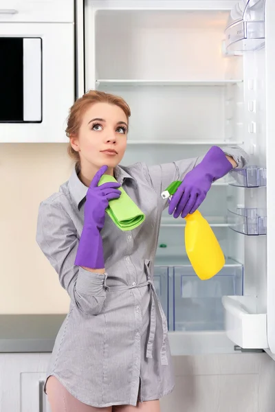 Young woman cleaning — Stock Photo, Image