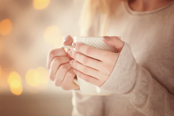 Mujer sosteniendo taza de té —  Fotos de Stock