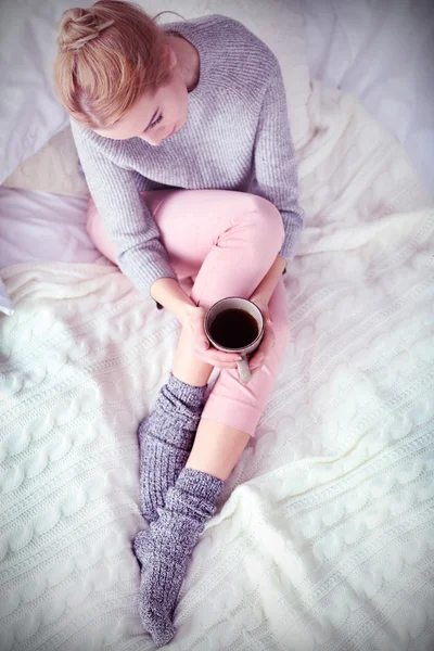 Frau mit Tasse Tee — Stockfoto