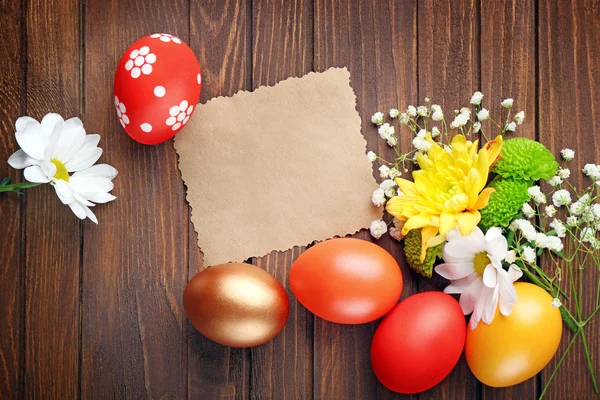 Kleurrijke paaseieren en bloemen — Stockfoto