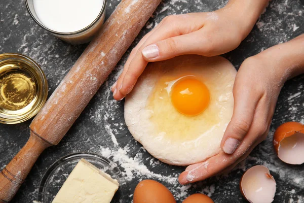 Vrouwelijke handen maken deeg — Stockfoto