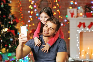 kardeşim ve little sister Noel Baba şapkası
