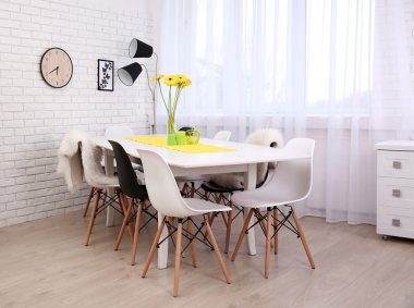 masa ve sandalyeler ile iç