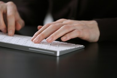 Klavyeyi kullanarak eller