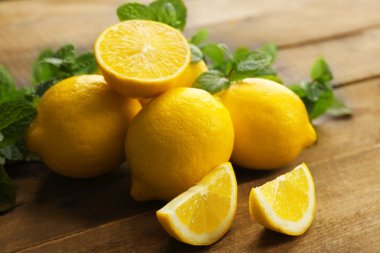 Yeşil yaprakları ile taze limon dilimli