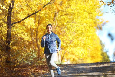 genç güzel kadın koşu 
