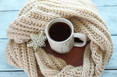 Ahşap masa üzerinde sıcak içecek fincan ile güzel kış kompozisyon 