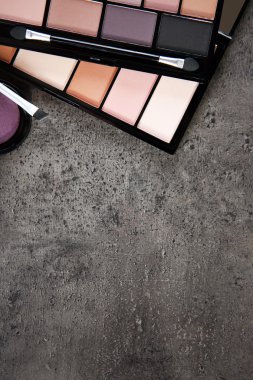 makyaj fırçaları ve kozmetik ürünleri 