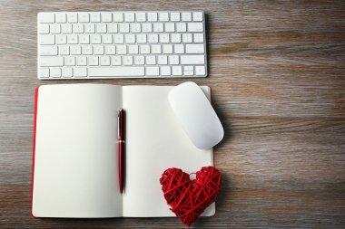 İşyeri Sevgililer kalp ile dekore edilmiştir.