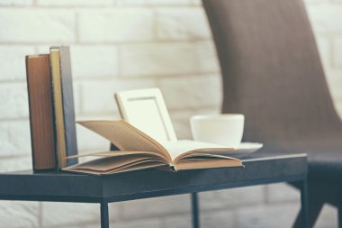 Küçük masada açık kitap