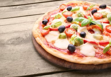 Peynir ve sebze ahşap arka plan üzerinde lezzetli pizza