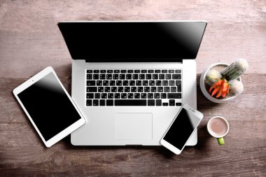 Tablo üzerinde modern laptopon