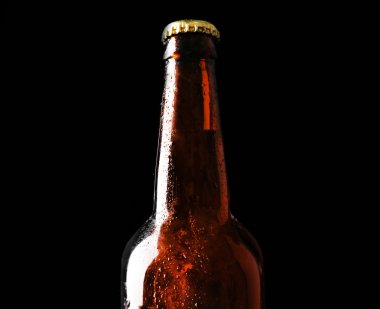 Cam şişe bira siyah arka plan üzerine
