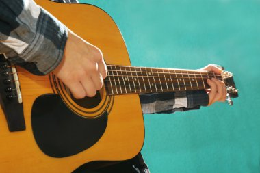 gitar çalan müzisyen