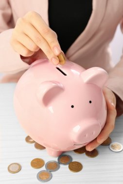 kumbara para koyarak kadın 