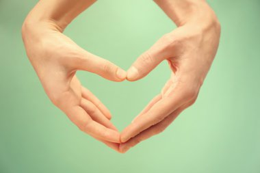 Erkek ve kadın elleri 