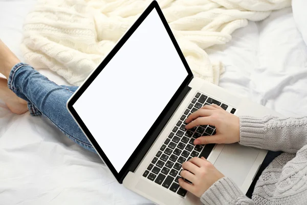 Wanita menggunakan laptop — Stok Foto